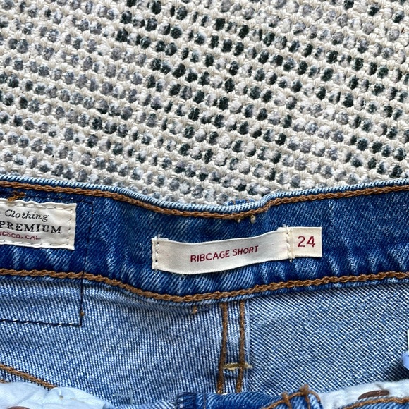 Levi’s Ribcage Short - Picture 4 of 5